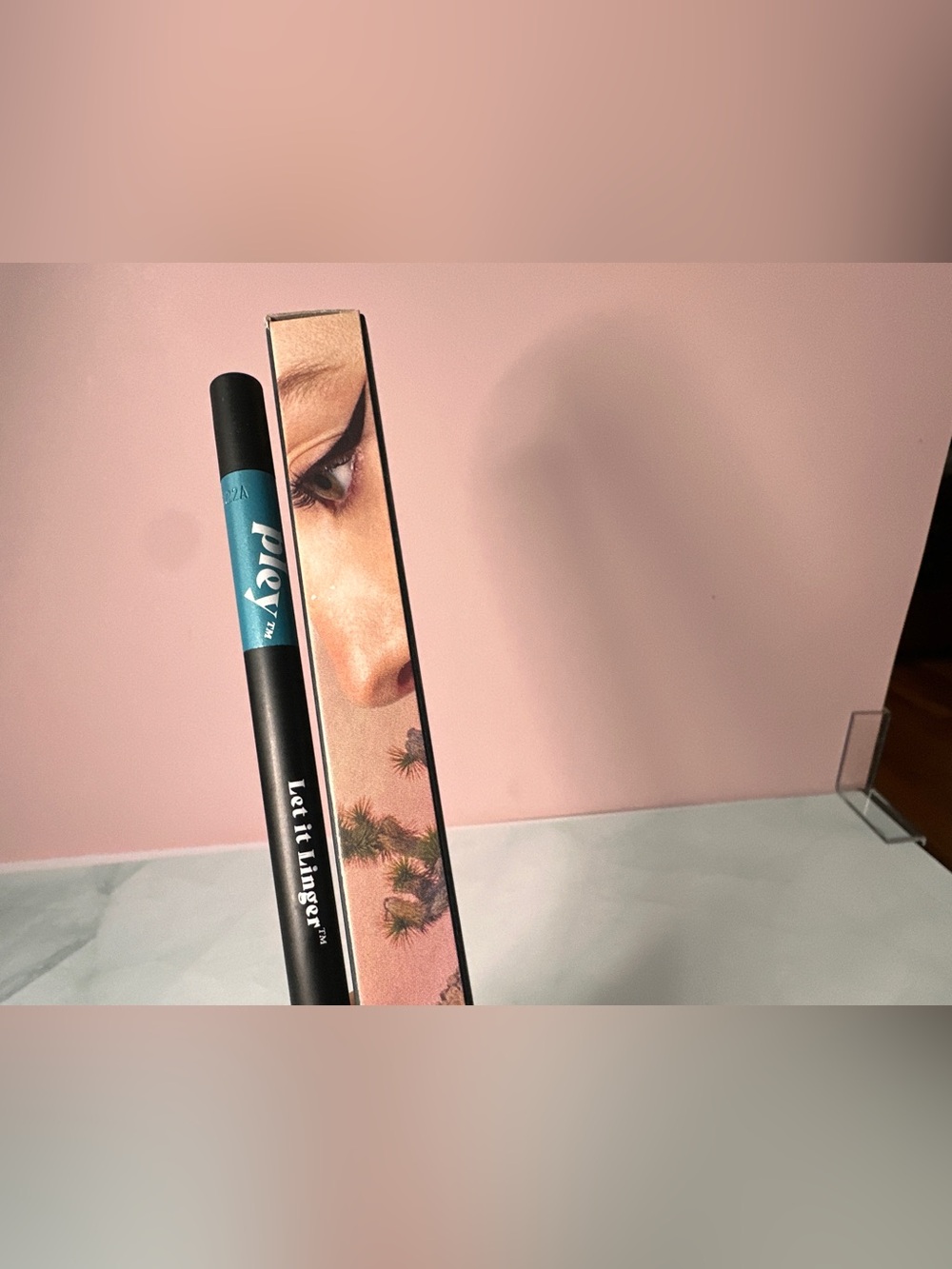 Let It Linger Liquid Eyeliner – Teal Accent